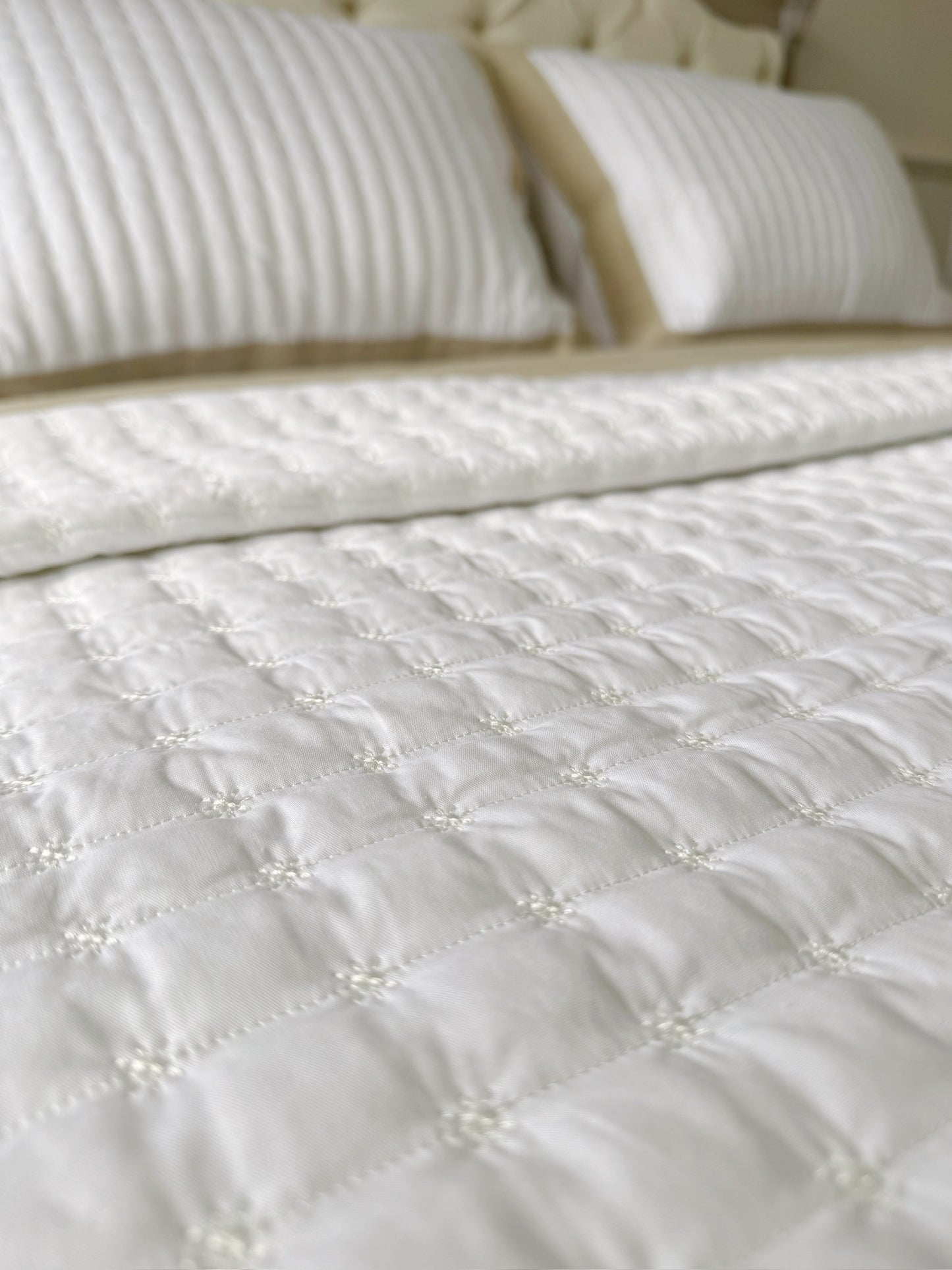 Azalea Linen Outline Quilt Set