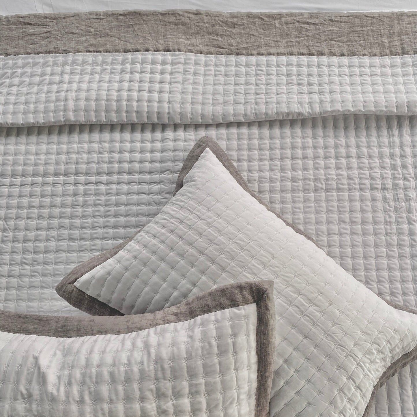Azalea Linen Outline Quilt Set