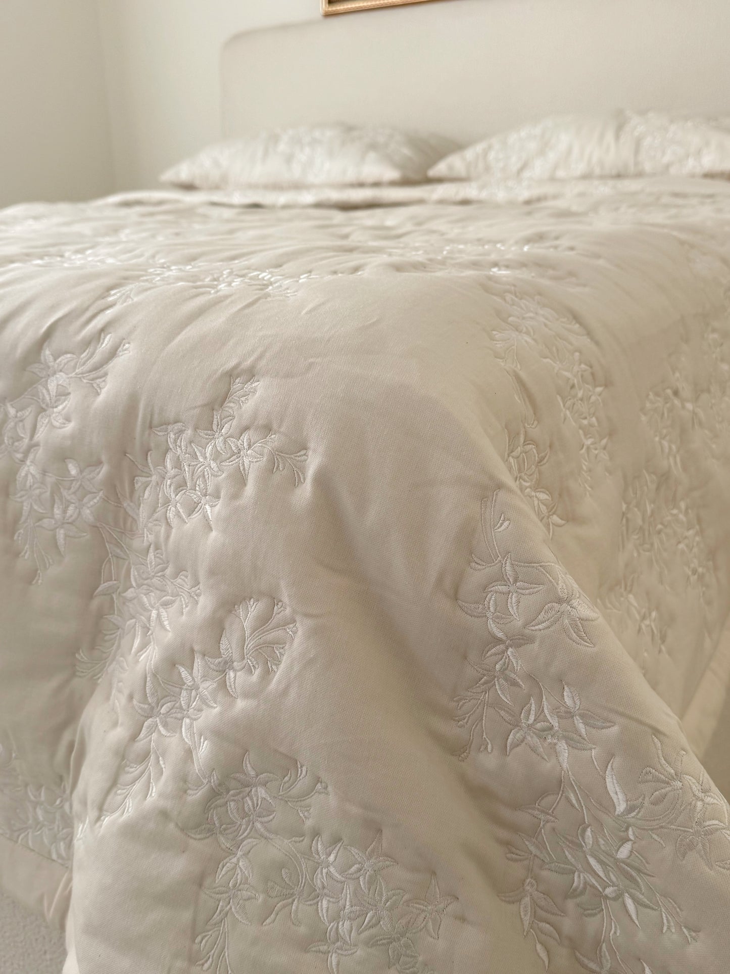 Cream Bloom Quilt Set