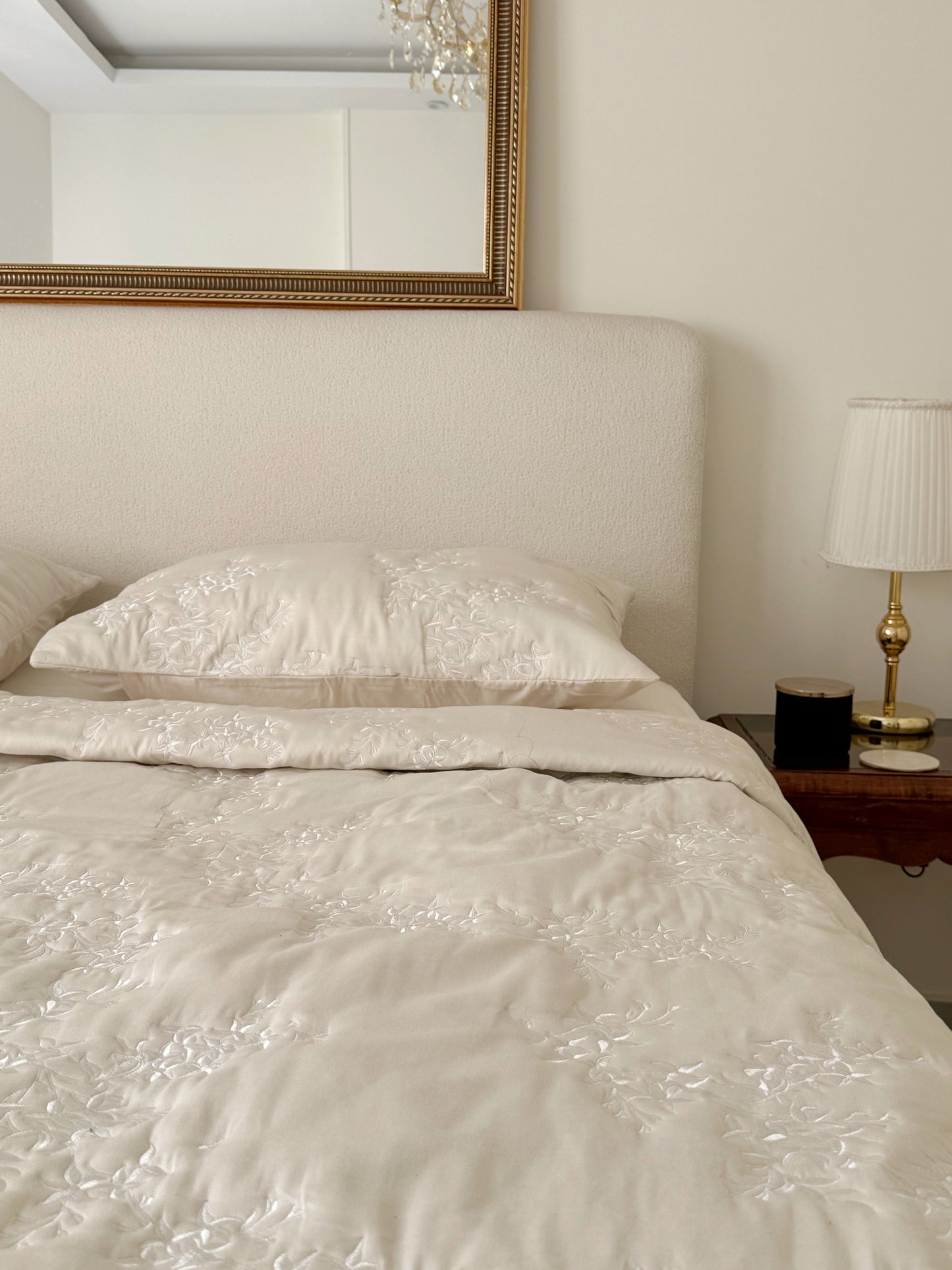 Cream Bloom Quilt Set