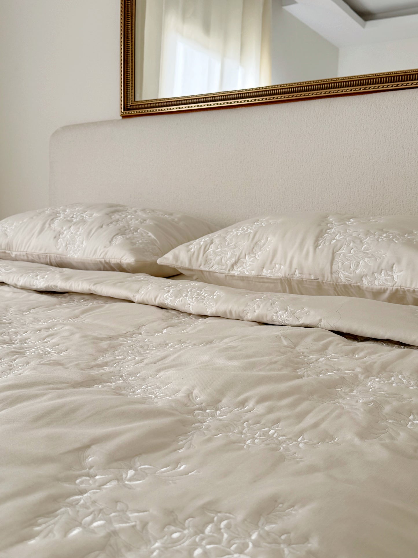 Cream Bloom Quilt Set