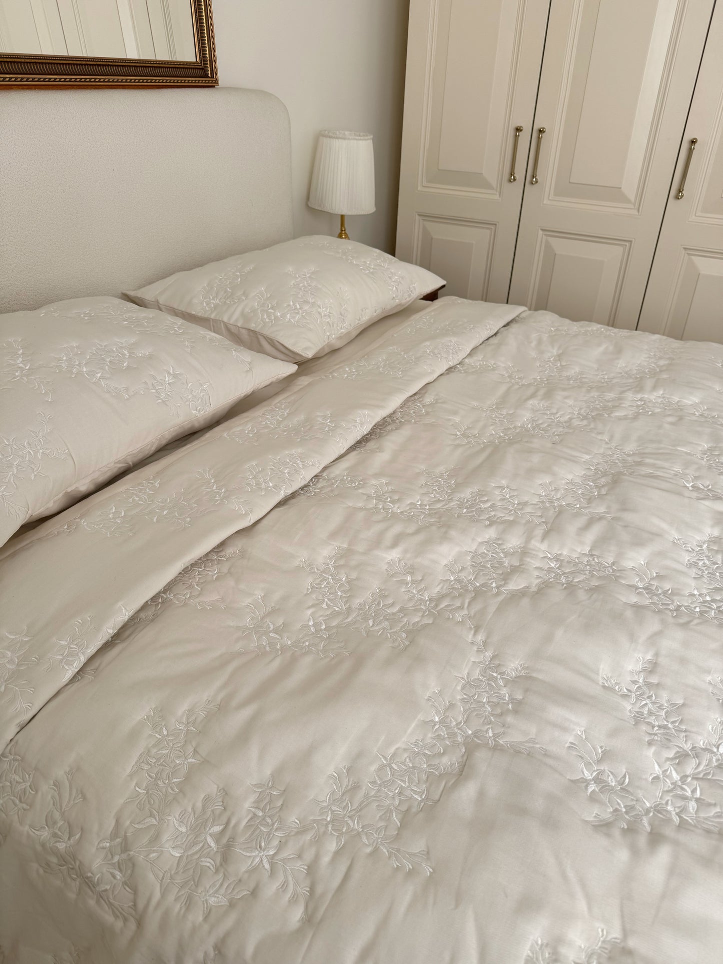 Cream Bloom Quilt Set