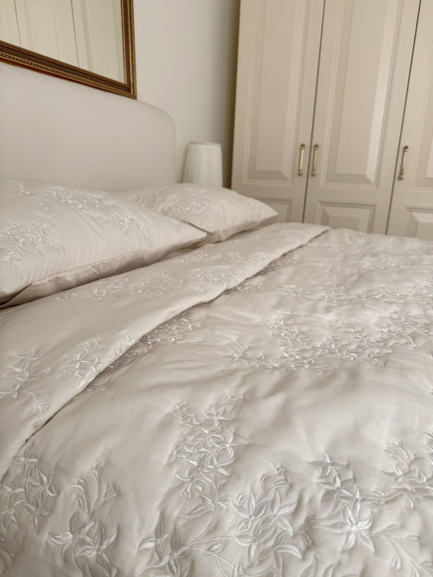 Cream Bloom Quilt Set