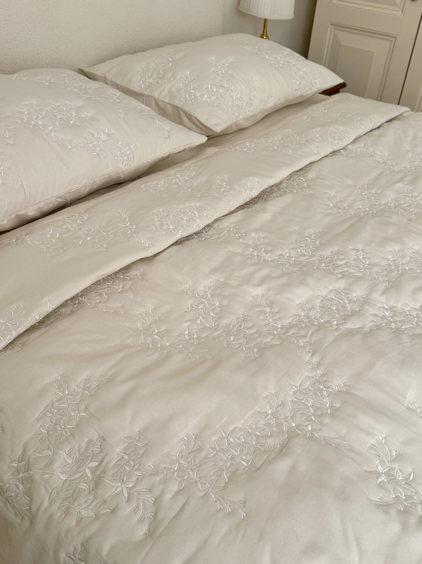 Cream Bloom Quilt Set