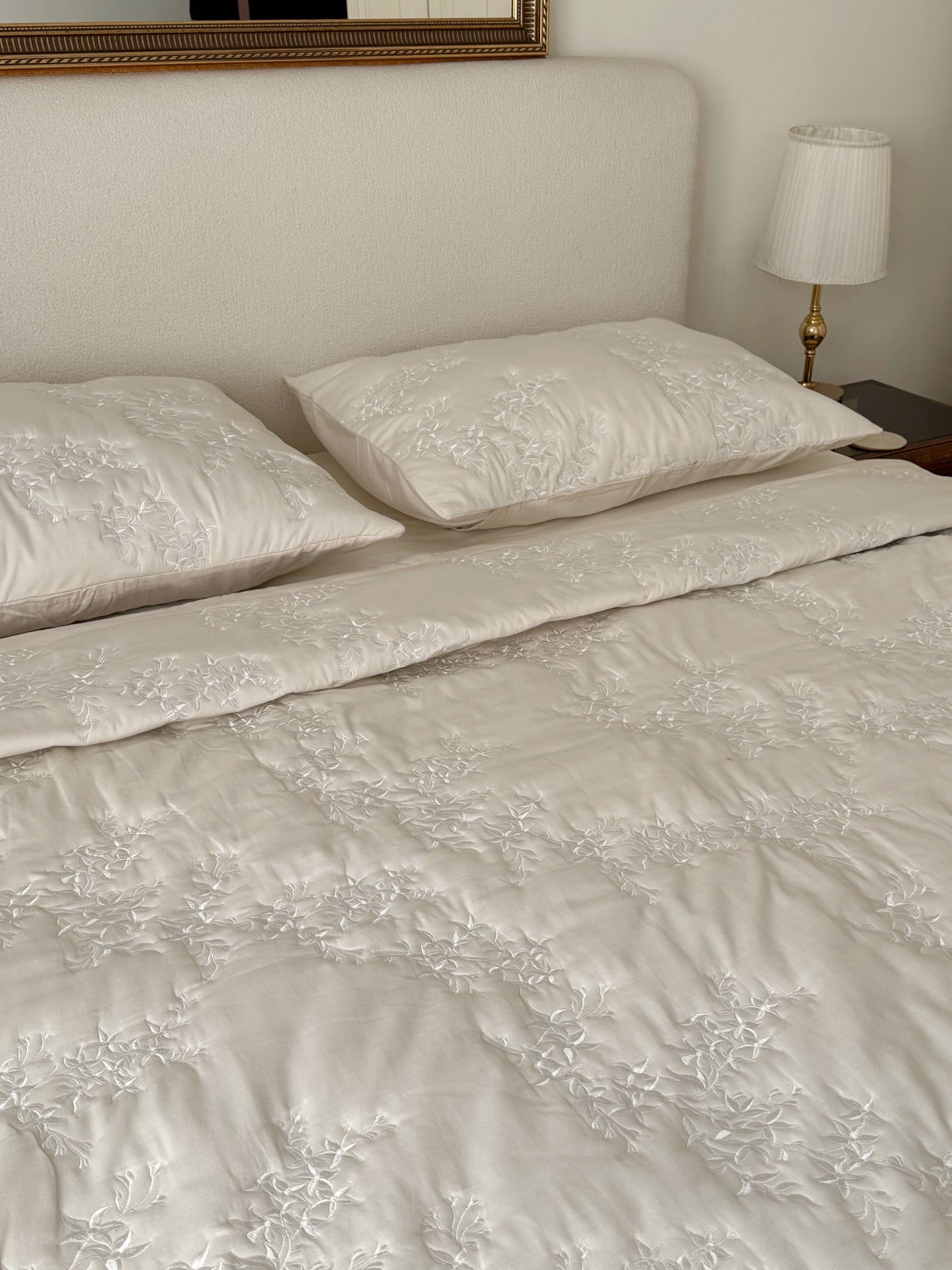 Cream Bloom Quilt Set