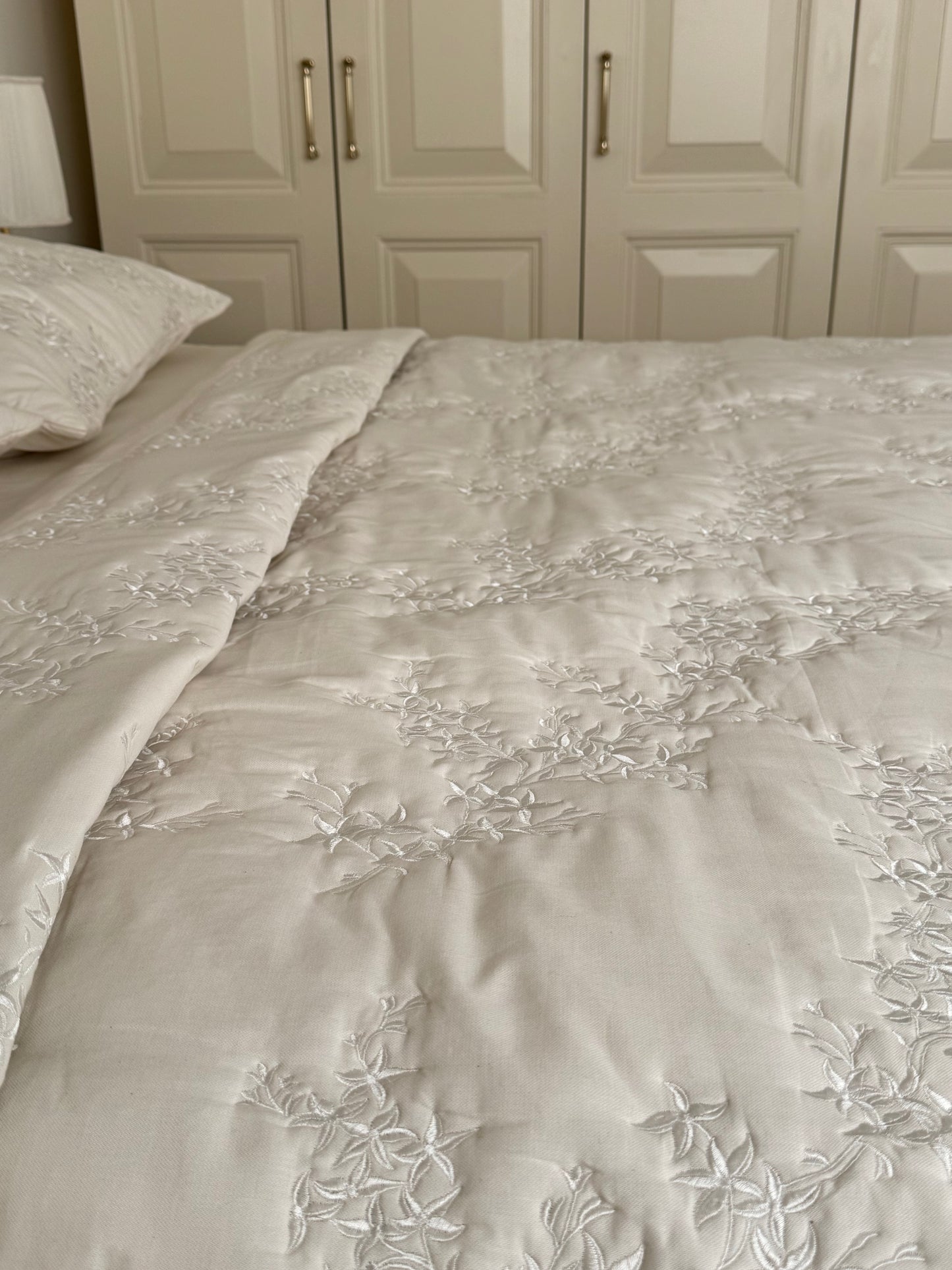 Cream Bloom Quilt Set