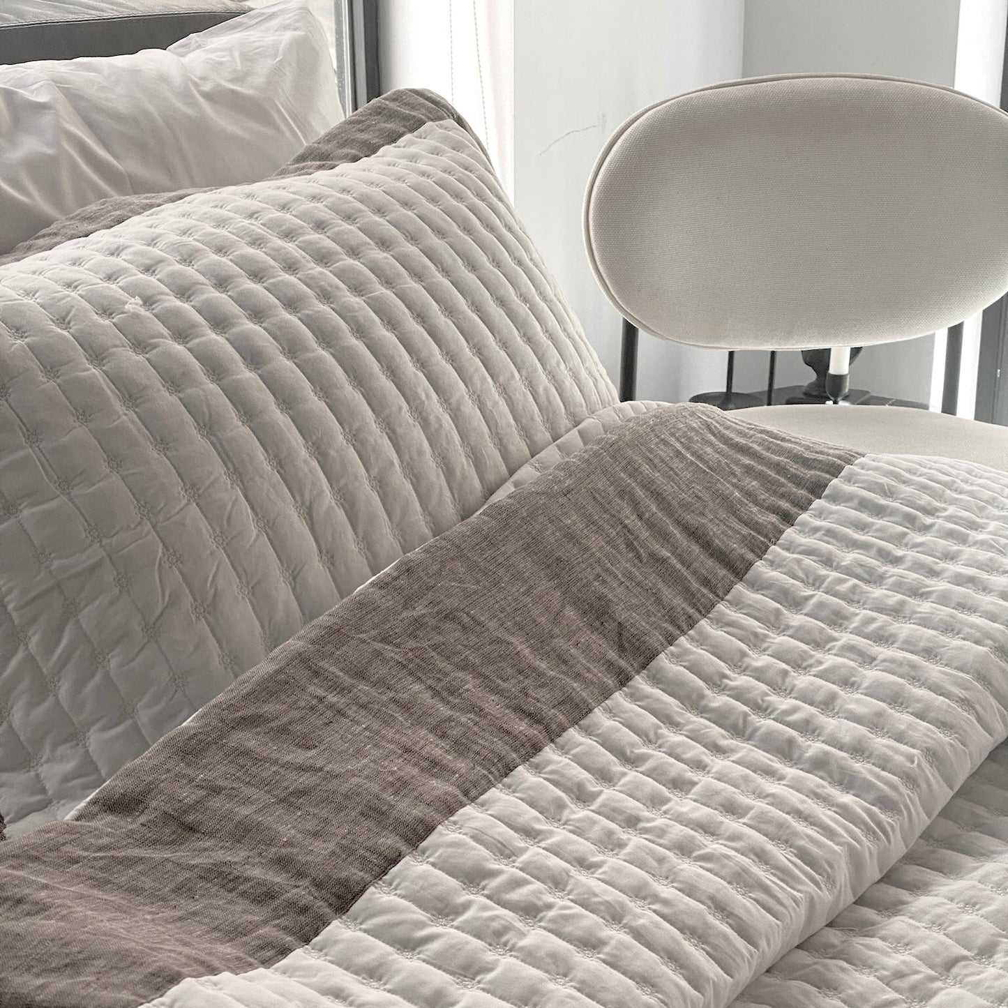 Azalea Linen Outline Quilt Set